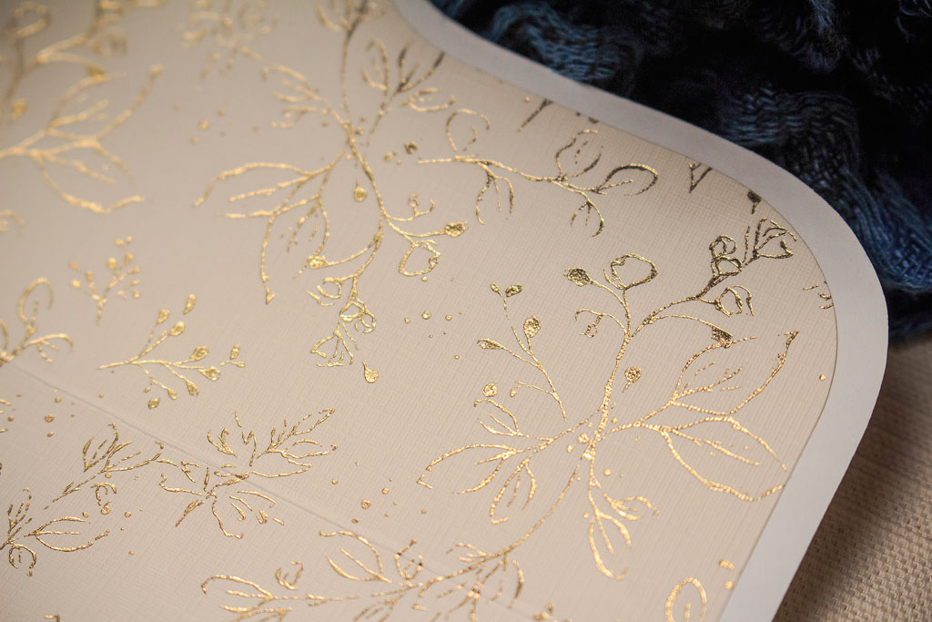 Arany béléses esküvői meghívó: kézzel rajzolt virágos-leveles díszítő motívummal, csodás gyöngyházfényű papírból készült borítékkal és hajtott kártyával