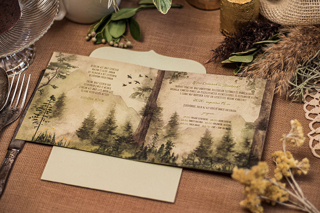 Erdei esküvői meghívó: gyönyörű, természetes festett hátterek, fákkal, bokrokkal és rengeteg apró erdei növénnyel és állatkákkal