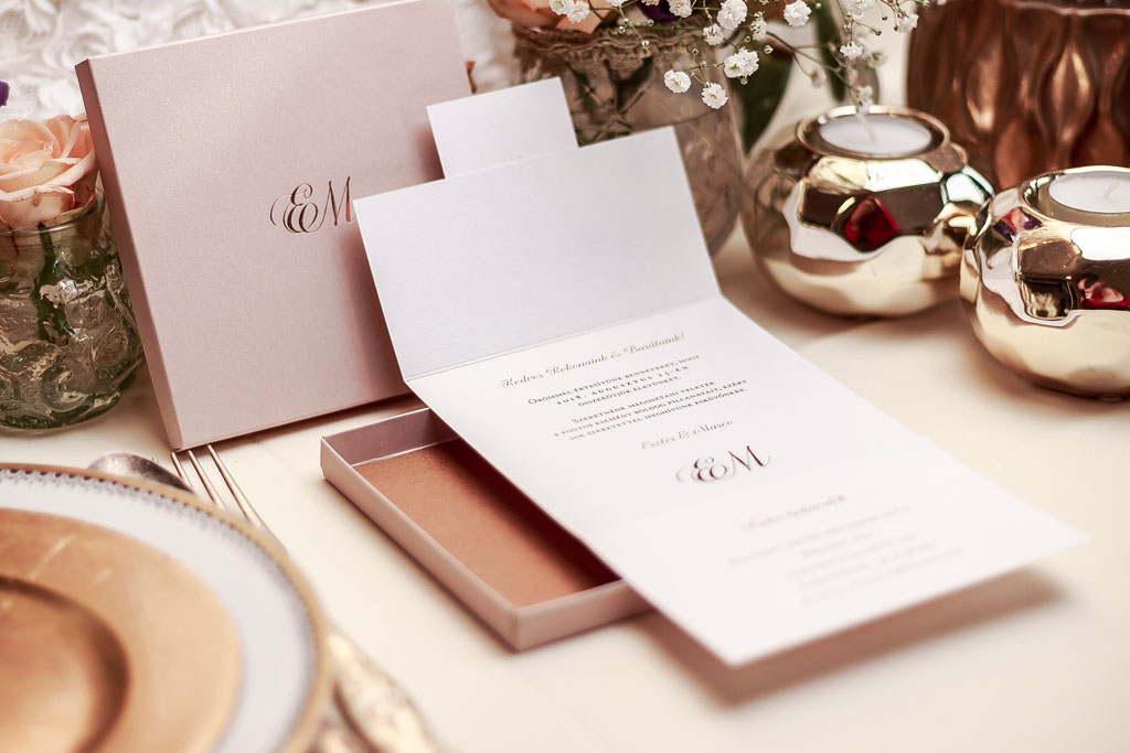 Gyöngyházfényű papírból készült dobozos meghívó arany, ezüst vagy rosegold fólianyomással ha igazán lenyűgöző meghívót szeretnétek!