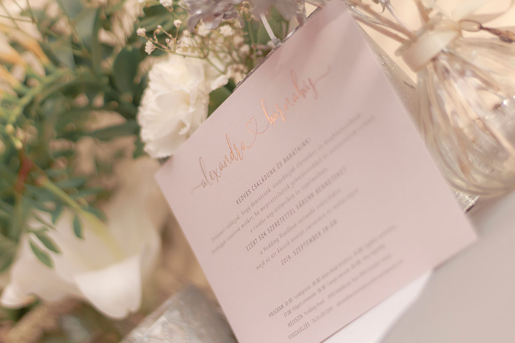 Esküvői meghívó egyedi névaranyozással amelyben a neveteket, középen szívformával összekötjük és azt arany, ezüst vagy rosegold fólianyomással készítjük