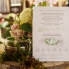 Fehér virágmintás esküvői meghívó, a két legnépszerűbb méretben, egylapos, hajtott négy oldalas, kétszer hajtott hat oldalas változatokban is.