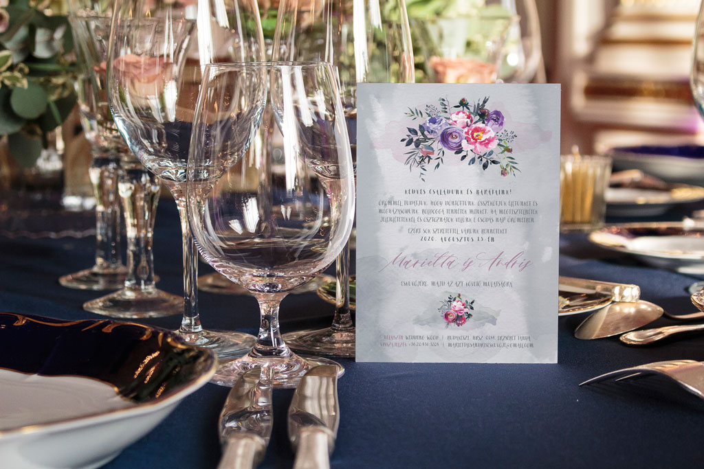 Szürke-púder virágos meghívó, élénk pink színű virágokkal, eukaliptusz levelekkel, vízfestékes alnyomatgrafikával és kalligrafikus névkiemeléssel
