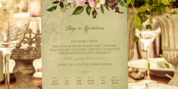 Babarózsás esküvői meghívó, halvány rózsaszín és élénk bíbor virágokkal, zöld leveles díszítéssel, halvány zöld alnyomattal, finoman rusztikus tipográfiával