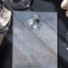 Kékvirágos esküvői meghívó fehér, pasztel és navy blue virágokkal, változatos levéldíszítésekkel, halvány füstszürke alnyomattal, elegáns téli esküvőkhöz is
