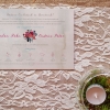 Vadvirágos bordó esküvői meghívó erdeibogyós motívumokkal, élénk színekkel, játékos tipográfiával, türkiz és pink kiemelésekkel.
