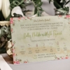 Tavaszi pasztel virágos esküvői meghívó halvány rózsaszín, barackvirág- és krém színű virágokkal, natúr zöld eukaliptusz levelekkel, trendi tipográfiával
