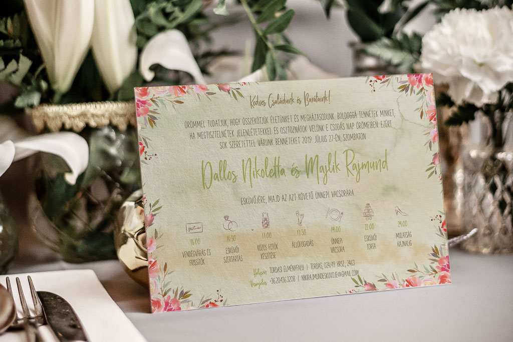 Tavaszi pasztel virágos esküvői meghívó halvány rózsaszín, barackvirág- és krém színű virágokkal, natúr zöld eukaliptusz levelekkel, trendi tipográfiával