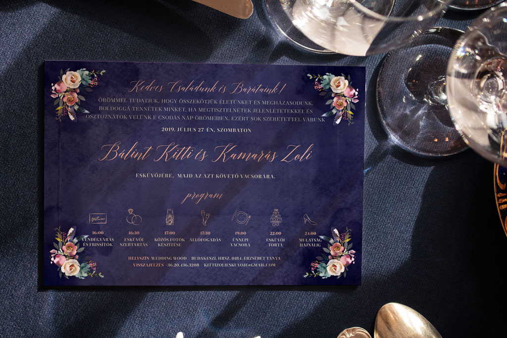 Rózsa virágos navy blue meghívó pasztel rózsaszín és türkiz színű álomszép virágokkal, kék és szürke levelekkel, halvány púder színű kiemelésekkel.