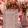 Bordó virágos esküvői meghívó pasztell virágokkal, valamint élénk türkiz és elegáns sötétkék levelekkel, púder és drapp színű festett alnyomatgrafikával. 