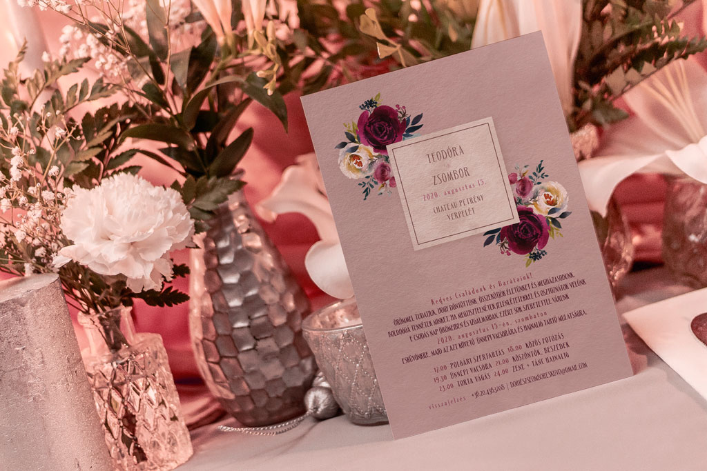 Bordó virágos esküvői meghívó pasztell virágokkal, valamint élénk türkiz és elegáns sötétkék levelekkel, púder és drapp színű festett alnyomatgrafikával. 
