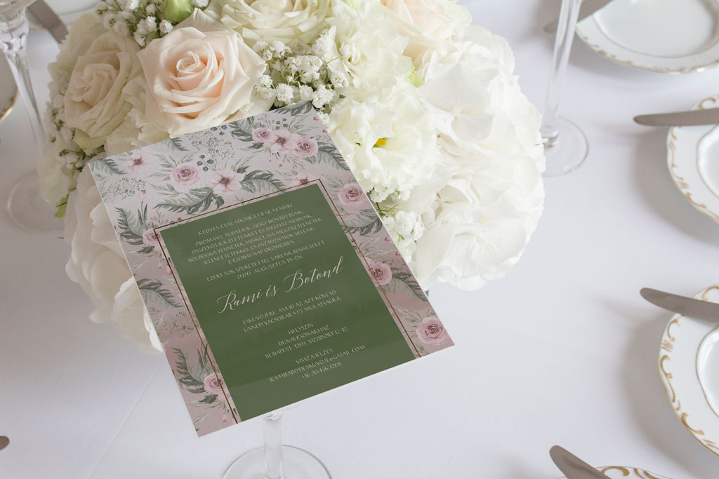 Rózsaszín vadvirágos esküvői meghívó halvány barackvirágos és színű virágokkal, rengeteg zöld levéllel, páfrányokkal, apró erdei bogyós ágacskákkal.