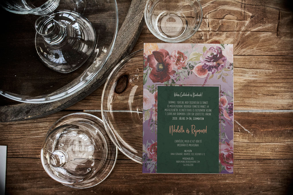 Lila bordó virágos esküvői meghívó gyönyörű élénk színekkel, vízfestékes halvány krém színű virágok, rengeteg élénkzöld levéllel és füge grafikával.