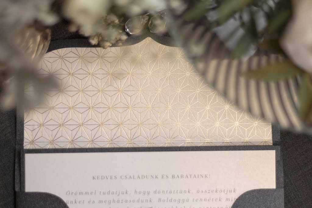 Különleges formatervezésű bélelt borítékos geometrikus meghívó aranyozott díszítőmotívummal gyöngyházfényű papíron, letisztult tipográfiával
