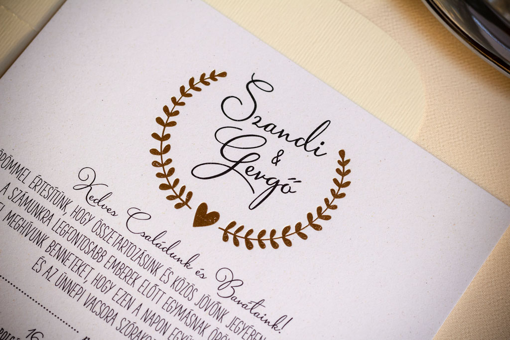A Crush öko-papírcsaládban természetes színezőanyagot tartalmazó papírok közül választhattok esküvői meghívótokhoz