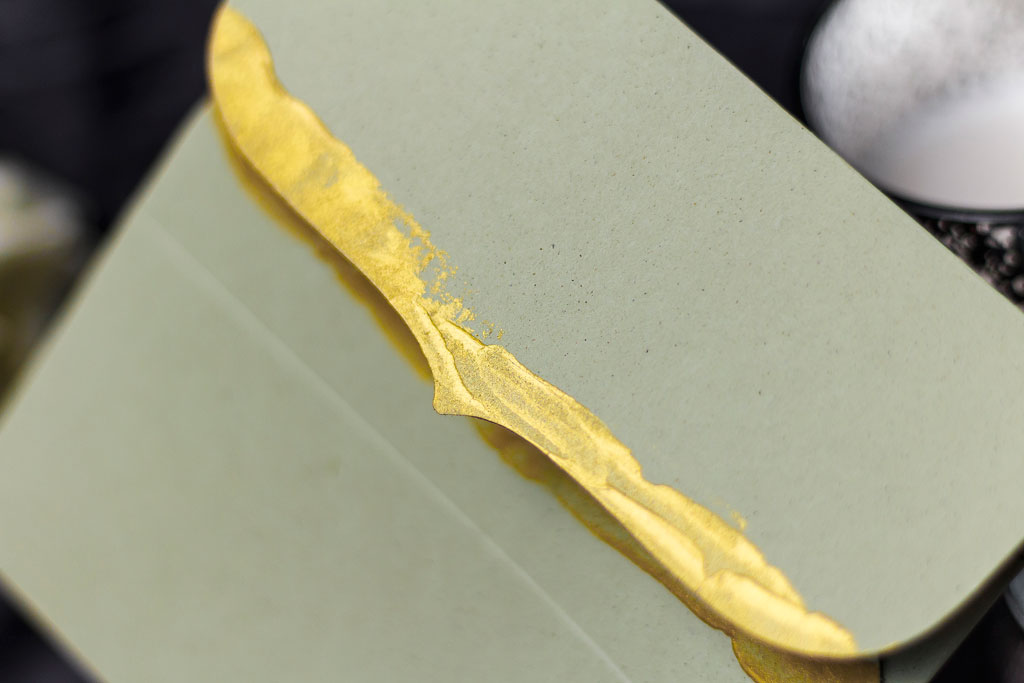 A Crush öko-papírcsaládban természetes színezőanyagot tartalmazó papírok közül választhattok esküvői meghívótokhoz