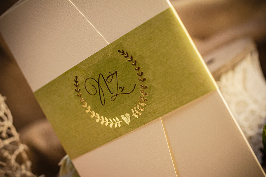 Kalapácsolt felületű Prizma papírból készített tasak és Crush corn papírra nyomatott meghívókártya arany fóliaprégeléssel