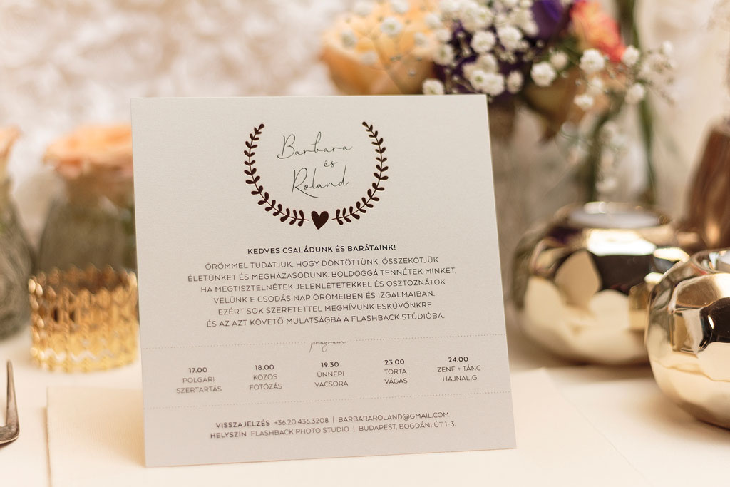 Az egyik legsikeresebb esküvői grafikánk új változata ez a rosegold koszorús meghívó, különleges gyöngyházfényű papírokon, letisztult tipográfiával.