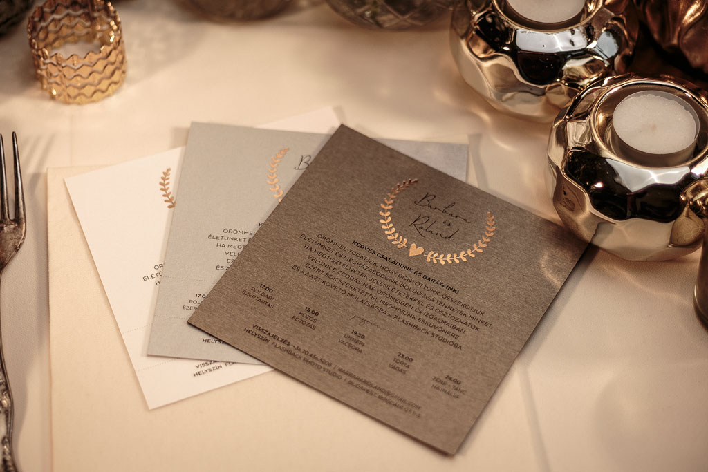 Az egyik legsikeresebb esküvői grafikánk új változata ez a rosegold koszorús meghívó, különleges gyöngyházfényű papírokon, letisztult tipográfiával.