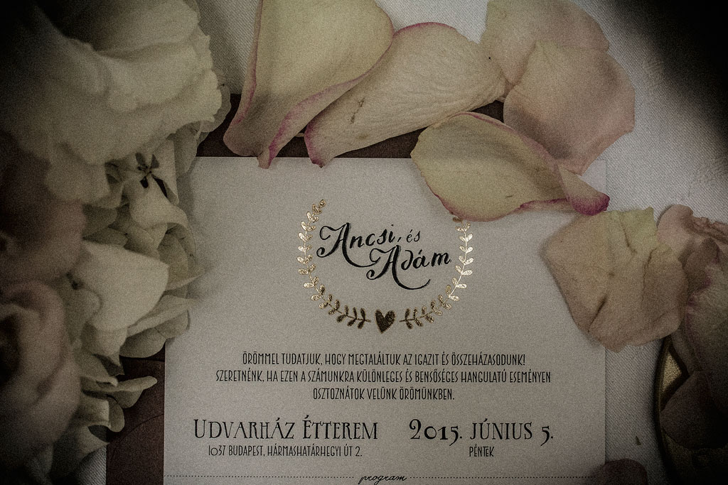 Rusztikus esküvői meghívó különleges felületű papíron, arany fólianyomással készített babérkoszorú motívummal és a nevetek gyönyörű kiemelésével