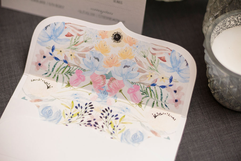 Bélelt borítékos meghívó virágos béléssel: egylapos meghívó kártya látványos tipográfiával, kézzel festett színes bélések gyöngyházfényű papíron