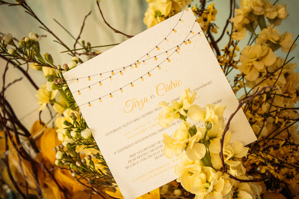 Lampionos meghívó arany fóliás konfetti díszítéssel, számos különböző színváltozatban, ha kerti esküvőt rendeztek, akkor ez a tökéletes választás