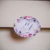 Szürke-púder virágos borítékzáró matrica: 40 mm átmérőjű, kör alakban kivágott öntapadós címke, borítékok és köszönetajándékok lezáráshoz