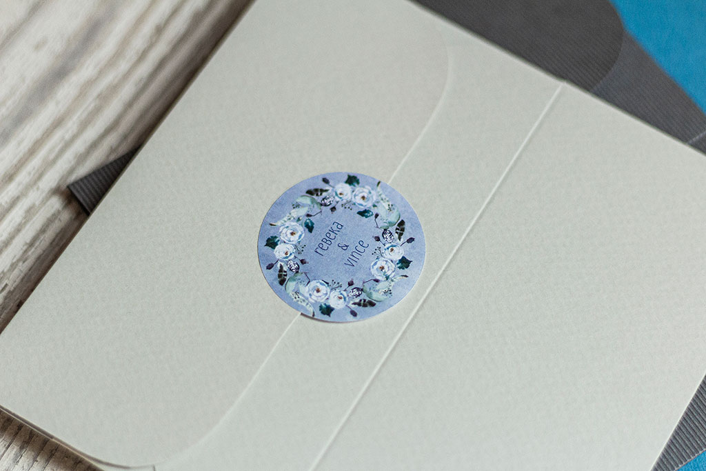 Kékvirágos borítékzáró matrica: 40 mm átmérőjű, kör alakban kivágott öntapadós címke, borítékok és köszönetajándékok lezáráshoz