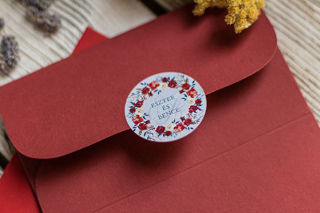 Piros virágos borítékzáró matrica: 40 mm átmérőjű, kör alakban kivágott öntapadós címke, borítékok és köszönetajándékok lezáráshoz