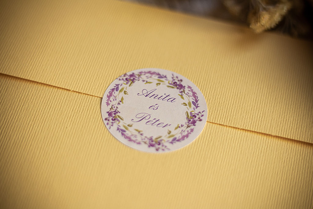Pasztel levendula virágos borítékzáró matrica: 40 mm átmérőjű, kör alakban kivágott öntapadós címke, borítékok és köszönetajándékok lezáráshoz