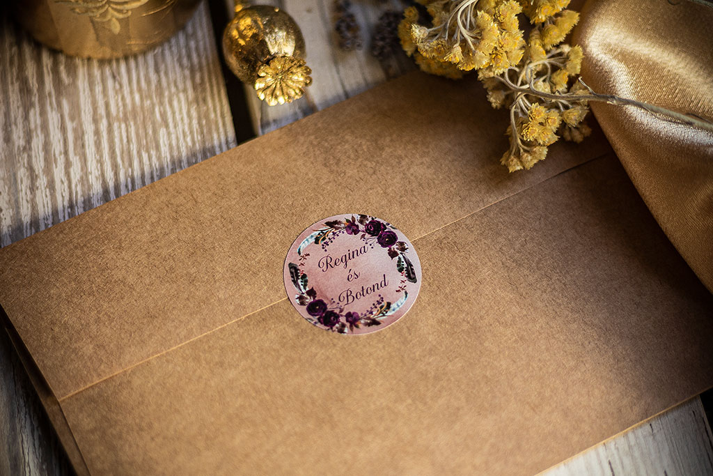 Lila és karamell virágos borítékzáró matrica: 40 mm átmérőjű, kör alakban kivágott öntapadós címke, borítékok és köszönetajándékok lezáráshoz