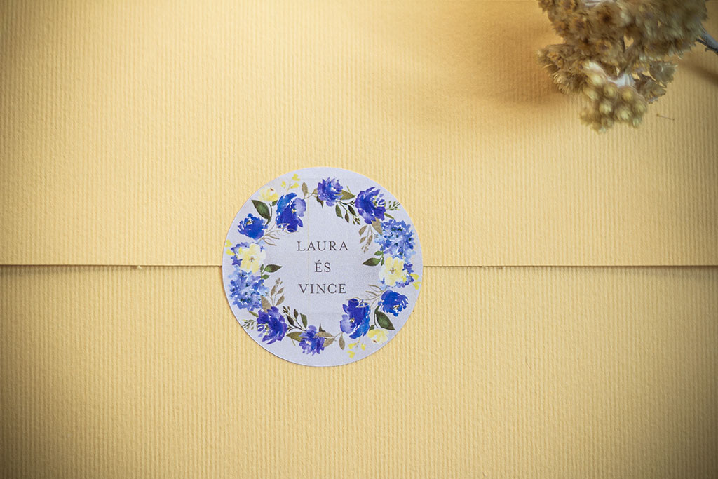 Sárga-lila vadrózsás borítékzáró matrica: 40 mm átmérőjű, kör alakban kivágott öntapadós címke, borítékok és köszönetajándékok lezáráshoz