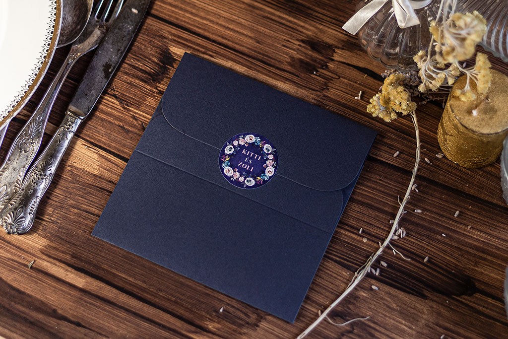 Rózsa virágos navy blue borítékzáró matrica: 40 mm átmérőjű, kör alakban kivágott öntapadós címke, borítékok és köszönetajándékok lezáráshoz