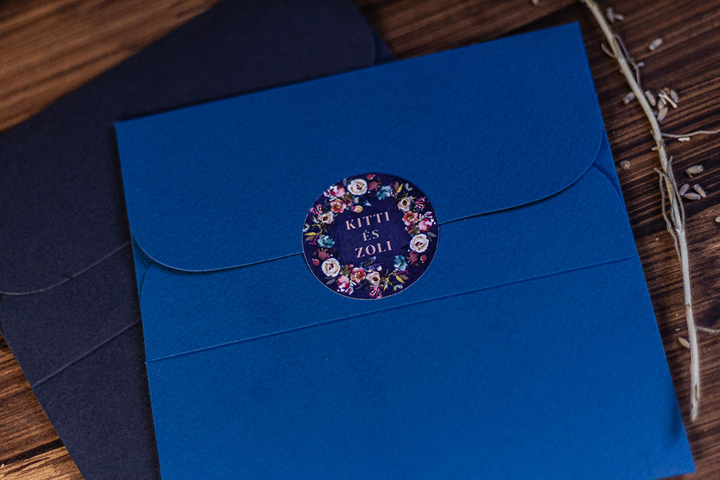 Rózsa virágos navy blue borítékzáró matrica: 40 mm átmérőjű, kör alakban kivágott öntapadós címke, borítékok és köszönetajándékok lezáráshoz
