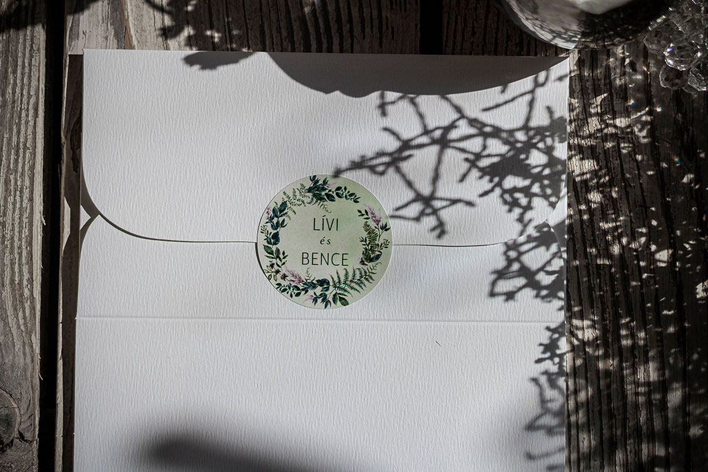 Virágos páfrányos erdei borítékzáró matrica: 40 mm átmérőjű, kör alakban kivágott öntapadós címke, borítékok és köszönetajándékok lezáráshoz