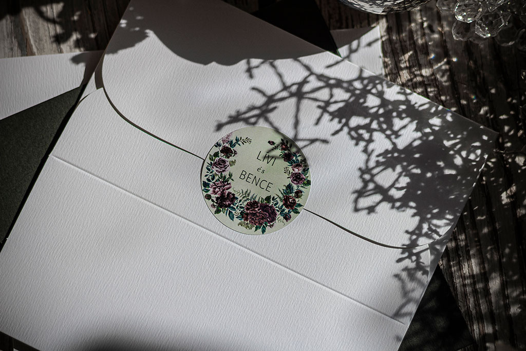 Virágos páfrányos erdei borítékzáró matrica: 40 mm átmérőjű, kör alakban kivágott öntapadós címke, borítékok és köszönetajándékok lezáráshoz