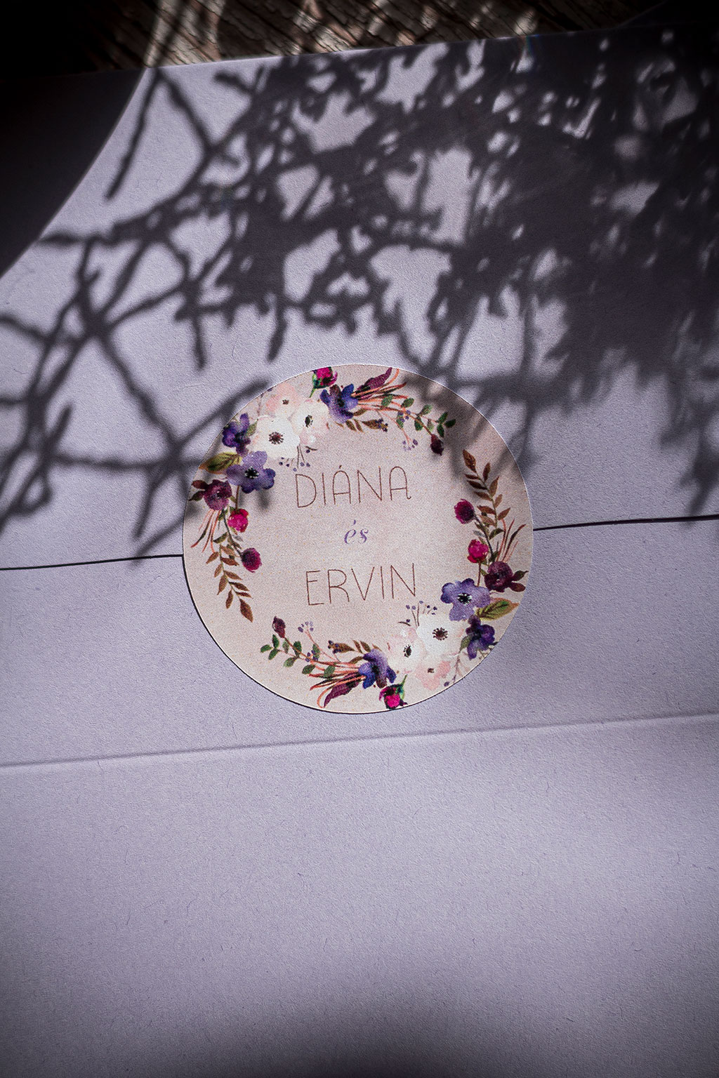 Levendula púder virágos borítékzáró matrica: 40 mm átmérőjű, kör alakban kivágott öntapadós címke, borítékok és köszönetajándékok lezáráshoz