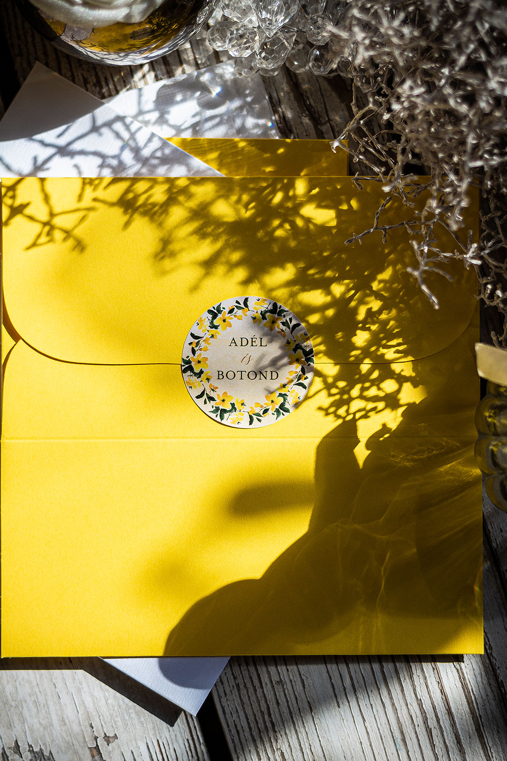 Sárga virágos borítékzáró matrica: 40 mm átmérőjű, kör alakban kivágott öntapadós címke, borítékok és köszönetajándékok lezáráshoz