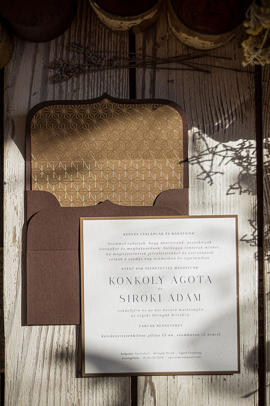 Különleges formatervezésű bélelt borítékos bordűrös meghívó aranyozott díszítőmotívummal öko-papíron, letisztult tipográfiával