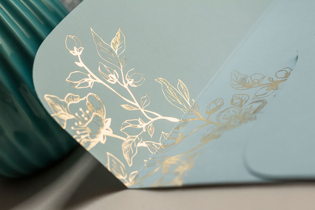 arany cseresznyevirágos aqua boríték egyedi formaterv alapján, elegáns négyzetes formában, porcelán simaságú papírból, rendkívül kedvező áron