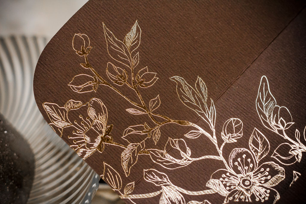 prégelt borítékok: arany cseresznyevirágos barna boríték egyedi formaterv alapján, elegáns négyzetes formában bordázott prémium papírból, rendkívül kedvező áron