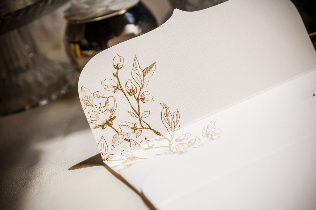 arany cseresznyevirágos fehér boríték egyedi formaterv alapján, elegáns négyzetes formában bordázott prémium papírból, rendkívül kedvező áron