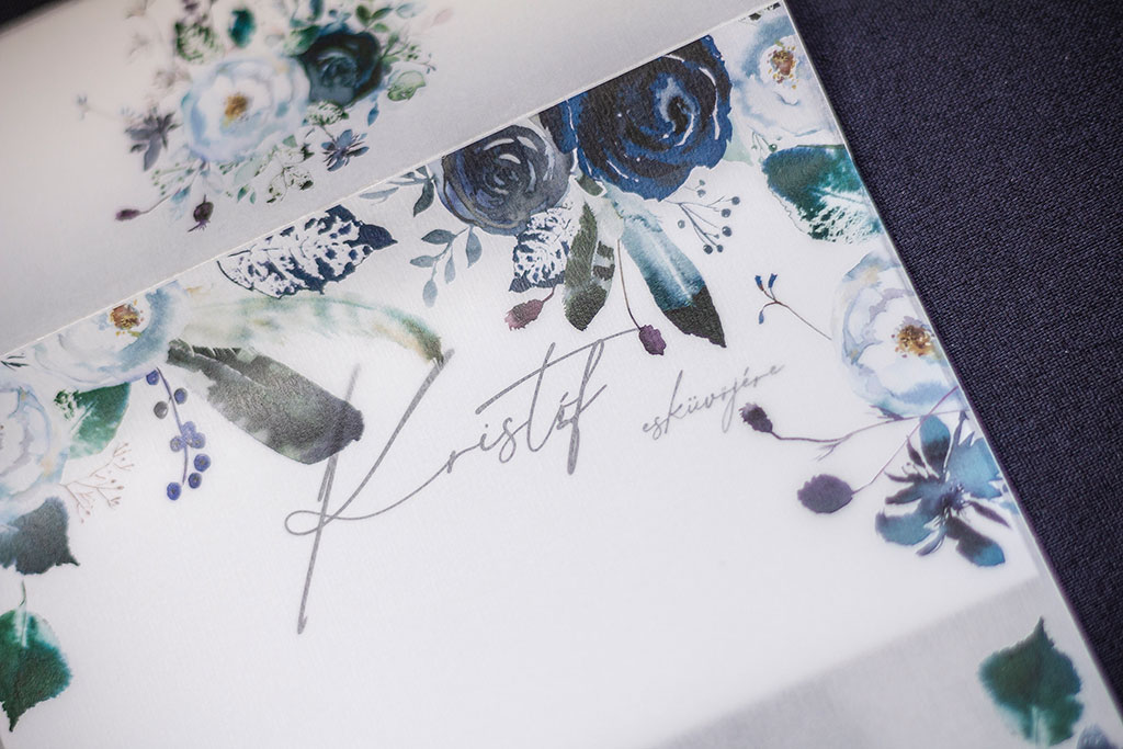 Pauszborítékos kék-fehér virágos meghívó, minőségi alapanyagból, 8 különböző grafikával és tipográfiával, csak megrendelésre
