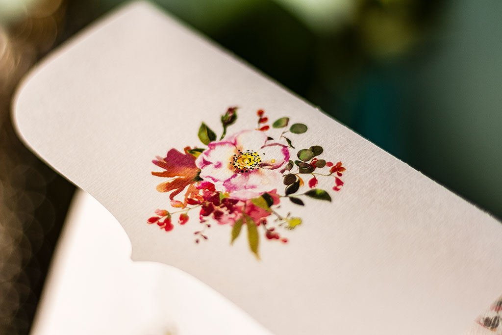 Pauszborítékos rózsaszín virágos meghívó, minőségi alapanyagból, 8 különböző grafikával és tipográfiával, ívelt borítékkal csak megrendelésre