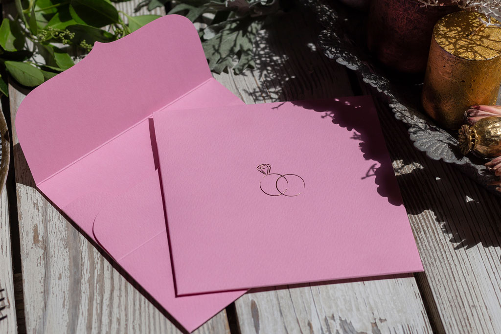 rosegold gyűrűs pink boríték egyedi formaterv alapján, elegáns négyzetes formában, kalapácsolt felületű papírból, rendkívül kedvező áron