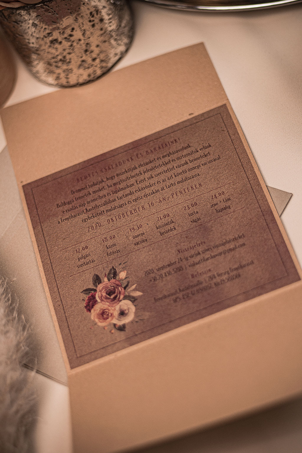 Őszi virágos kraft meghívó ívelt formájú hajtott tasakkal kívül monogramos címkével, belül ragasztott kártyával vízfestékes virág grafikával
