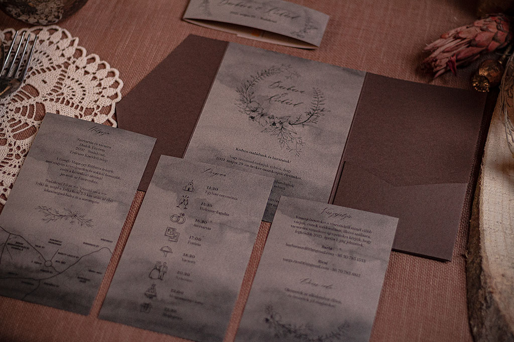 Virágos tasakos púder meghívó négy különböző matt papírból, piktogramos programsorral, térképpel és infó kártyával, díszítő pánttal