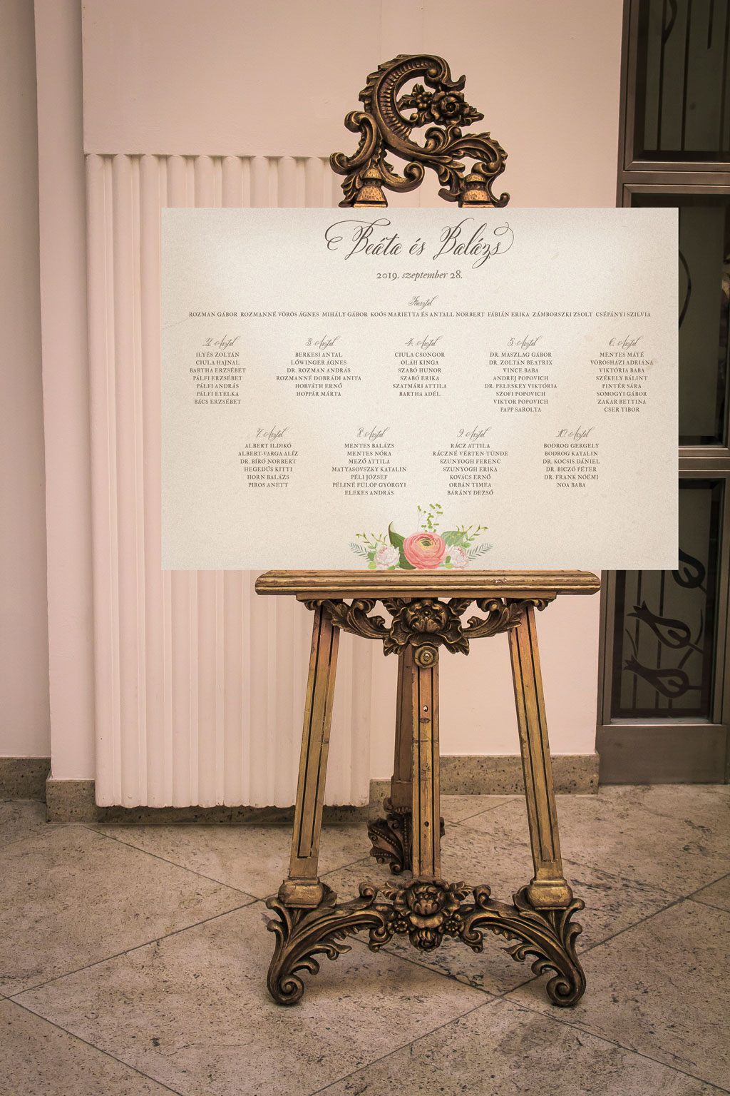 Ültetési tábla asztalonként virágos fehér grafikával három szabvány méretben 30-150 vendégszámig, karton lemezre kasírozva, gyorsan, jó áron