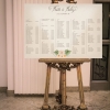 Ültetési tábla abc-s virágos fehér grafikával három szabvány méretben 30-150 vendégszámig, karton lemezre kasírozva, gyorsan, jó áron