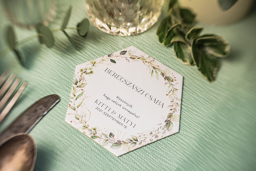 Esküvői kiegészítők greenery meghívóhoz: poháralátét, menükártya, külünböző ültetőkártyák és ültetési táblák, welcome tábla és pálinkacímke