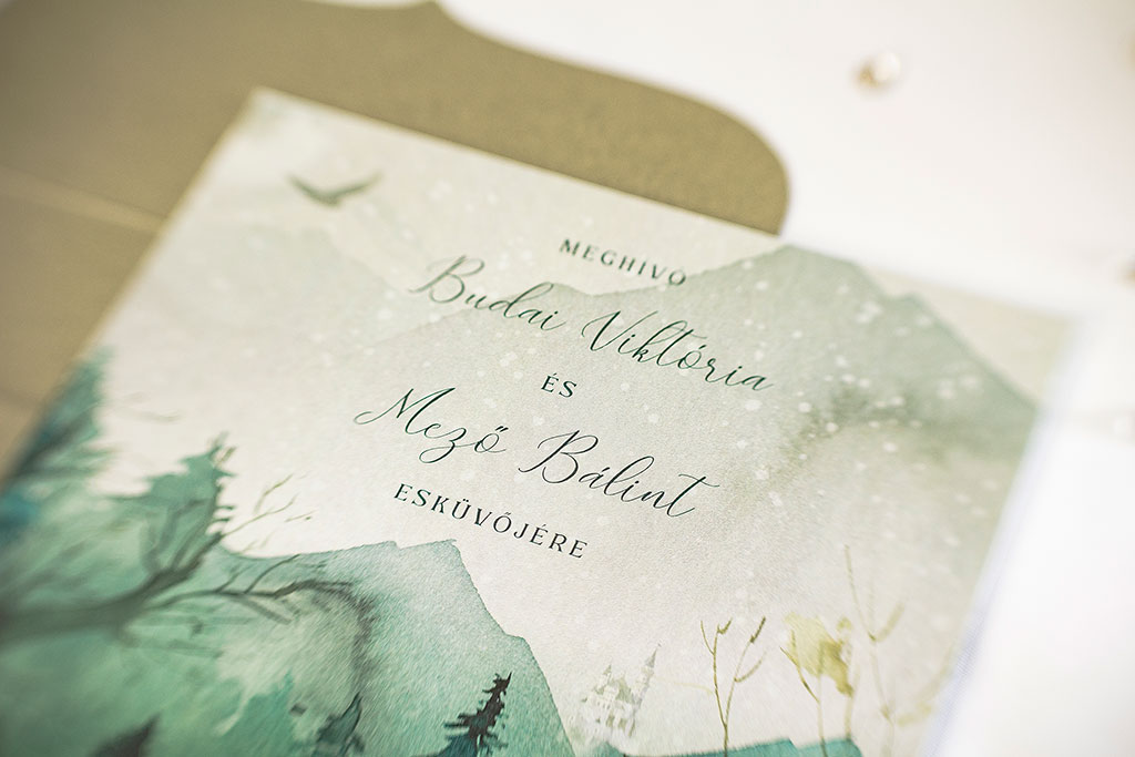 Hófödte táj esküvői meghívó - három különböző watercolor grafikával, hajtott 4 oldalas, ezüstös gyöngyházfényű papíron és borítékkal